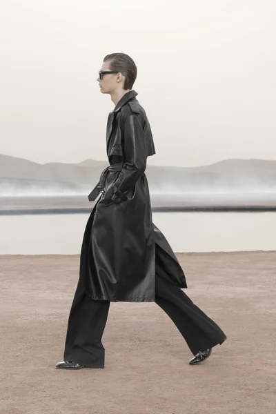 Look 16